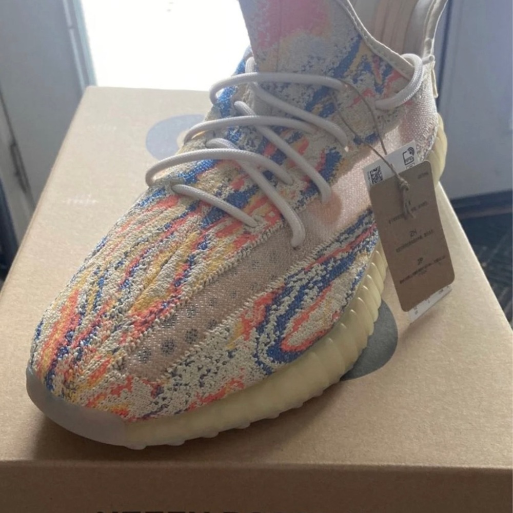 Yeezy 350 oats size 10 brand new !! Never worn !!!